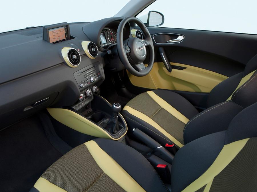 Интерьер Audi A1 TDI (8X) 2010 года  (UK) (фото 24 из 29)